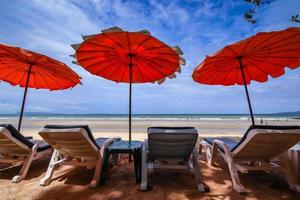 chaises de plage et parasol sur la plage de pattaya en journée ensoleillée, thaïlande. photo