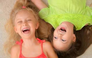 petites filles heureuses allongées sur le dos. vue de dessus. photo