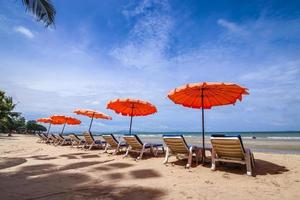 chaises de plage et parasol sur la plage de pattaya en journée ensoleillée, thaïlande. photo