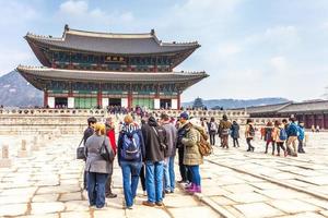 tôt le matin, les touristes commencent à affluer au palais de gyeongbokgung le 8 mars 2014 à séoul, en corée. c'est le plus grand palais de corée du sud construit par la dynastie joseon. photo