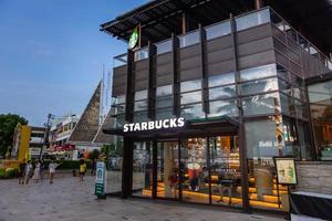 café starbucks devant le festival central middle pattaya, chonburi, thaïlande. photo