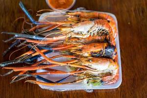 fruits de mer grillés aux crevettes sur un plat en mousse blanche. photo