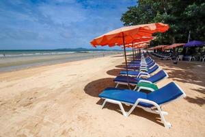 chaises de plage et parasol sur la plage de pattaya en journée ensoleillée, thaïlande. photo