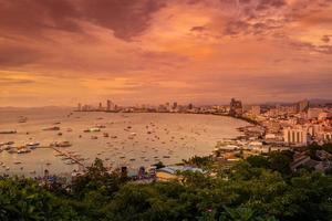 vue depuis le point de vue de la ville de pattaya le soir coucher de soleil chonburi en thaïlande. photo