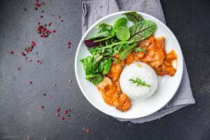 viande de riz sauce tomate et feuilles de salade mélanger repas frais photo