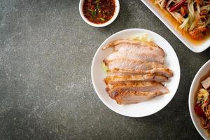 cou de porc grillé thaï avec trempette épicée photo