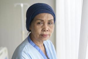 portrait d'une femme âgée atteinte d'un cancer portant un foulard sur la tête à l'hôpital, les soins de santé et le concept médical photo