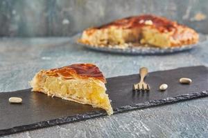 tarte fourrée à la crème d'amande. gâteau des rois photo