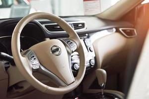 intérieur de voiture de luxe - volant, levier de vitesses et tableau de bord photo