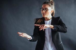 femme montrant la paume de la main ouverte avec espace de copie pour le produit ou le texte photo