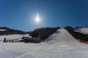 vue sur le monde du ski du parc vivaldi dans la ville de hongcheon, province de gangwon, corée du sud le 7 mars 2014. photo