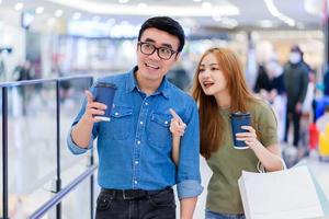 couple asiatique faisant du shopping au centre commercial