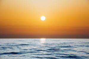 coucher de soleil orange sur la mer photo