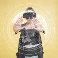 une femme heureuse dans le studio acquiert l'expérience de l'utilisation d'un casque de réalité virtuelle vr-glasses. technologies innovantes. la notion de sécurité. tenant une planète terre rougeoyante photo