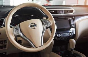 intérieur de voiture de luxe - volant, levier de vitesses et tableau de bord photo