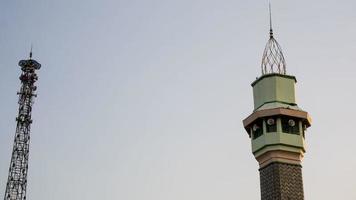 photo de la tour de la mosquée avec un fond de ciel