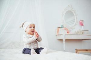 bébé nouveau-né vêtu d'un costume sur un lit moelleux dans le studio. photo