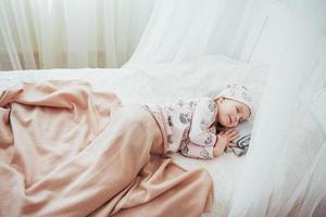 enfant petite fille dort dans le lit photo