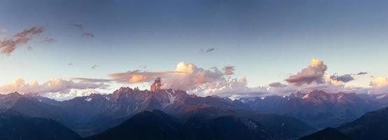 fantastiques montagnes enneigées dans les beaux cumulus photo