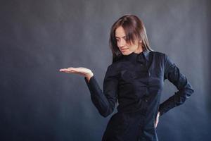 portrait d'une belle jeune femme d'affaires intelligente en tenue d'affaires photo