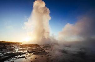 geysers en islande. fantastique kolory.turysty regarder la beauté du monde photo