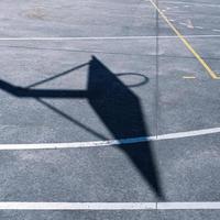 silhouette de panier dans la rue terrain de basket photo