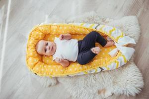 literie pour enfants. le bébé dort dans son lit. un petit bébé en bonne santé peu de temps après la naissance. photo