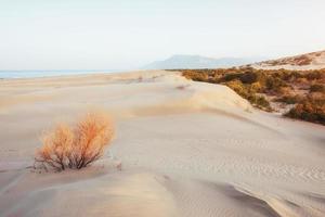 coucher de soleil coloré sur un désert mystérieux en turquie photo