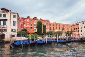 grand canal de venise avec gondoles et pont du rialto, italie en été journée ensoleillée photo