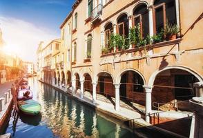 gondoles sur le canal à venise. Venise est une destination touristique populaire de l'Europe. photo