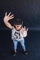 une femme heureuse acquiert de l'expérience dans l'utilisation d'un casque de réalité virtuelle vr-glasses. photo