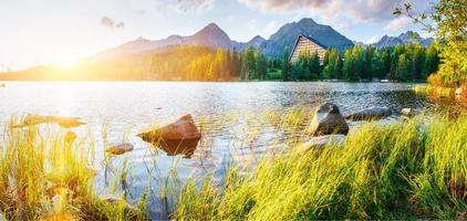 lac strbske pleso dans les hautes tatras, slovaquie photo