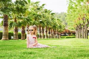 petite fille dans un parc près des arbres. photo