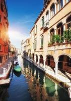 gondoles sur le canal à venise. Venise est une destination touristique populaire de l'Europe. photo