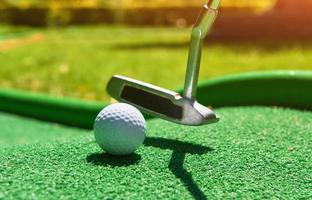 balle de golf et club de golf sur gazon artificiel photo