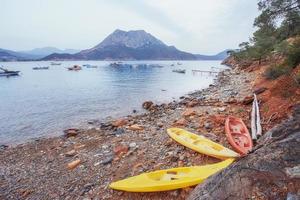 trois bateaux sur la plage et des bateaux dans la mer en arrière-plan photo