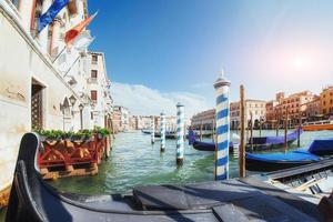 gondoles sur le grand canal à venise, église san giorgio maggiore. saint marco. photo