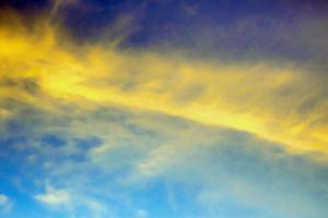nuages jaunes dans le ciel bleu photo