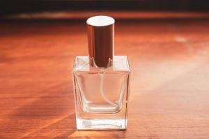 parfum sur fond de bois photo