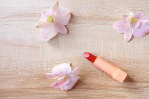 rouge à lèvres avec de belles fleurs photo