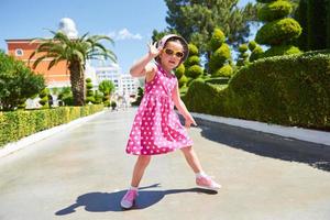 portrait d'un enfant heureux portant des lunettes de soleil à l'extérieur en été. hôtel de luxe amara dolce vita. recours. tekirova-kemer. dinde. photo