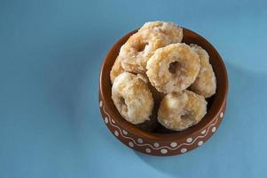 aliments sucrés traditionnels indiens balushahi sur fond bleu photo