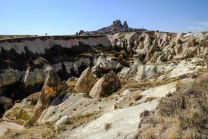 belles vues sur les montagnes et les rochers en cappadoce, en turquie photo