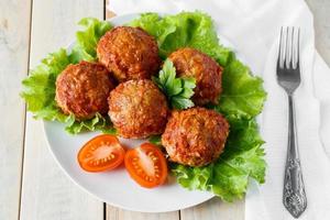 boulettes de viande maison avec légumes à la sauce tomate. photo