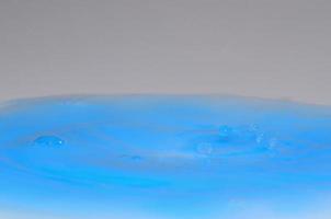 gouttes dans un liquide bleu photo