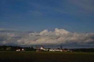 église et gros nuages de pluie photo