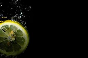 le citron tombe dans l'eau photo