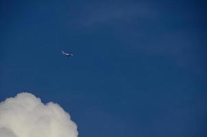 avion de ligne dans le ciel bleu photo