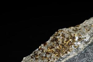 pyrite comme de l'or sur une pierre avec du noir photo