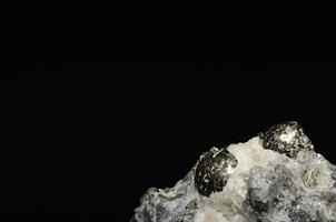 Boule de pyrite argentée sur fond noir photo